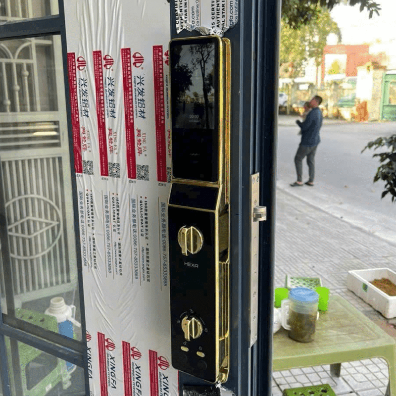 Khóa cửa vân tay giá bao nhiêu 8