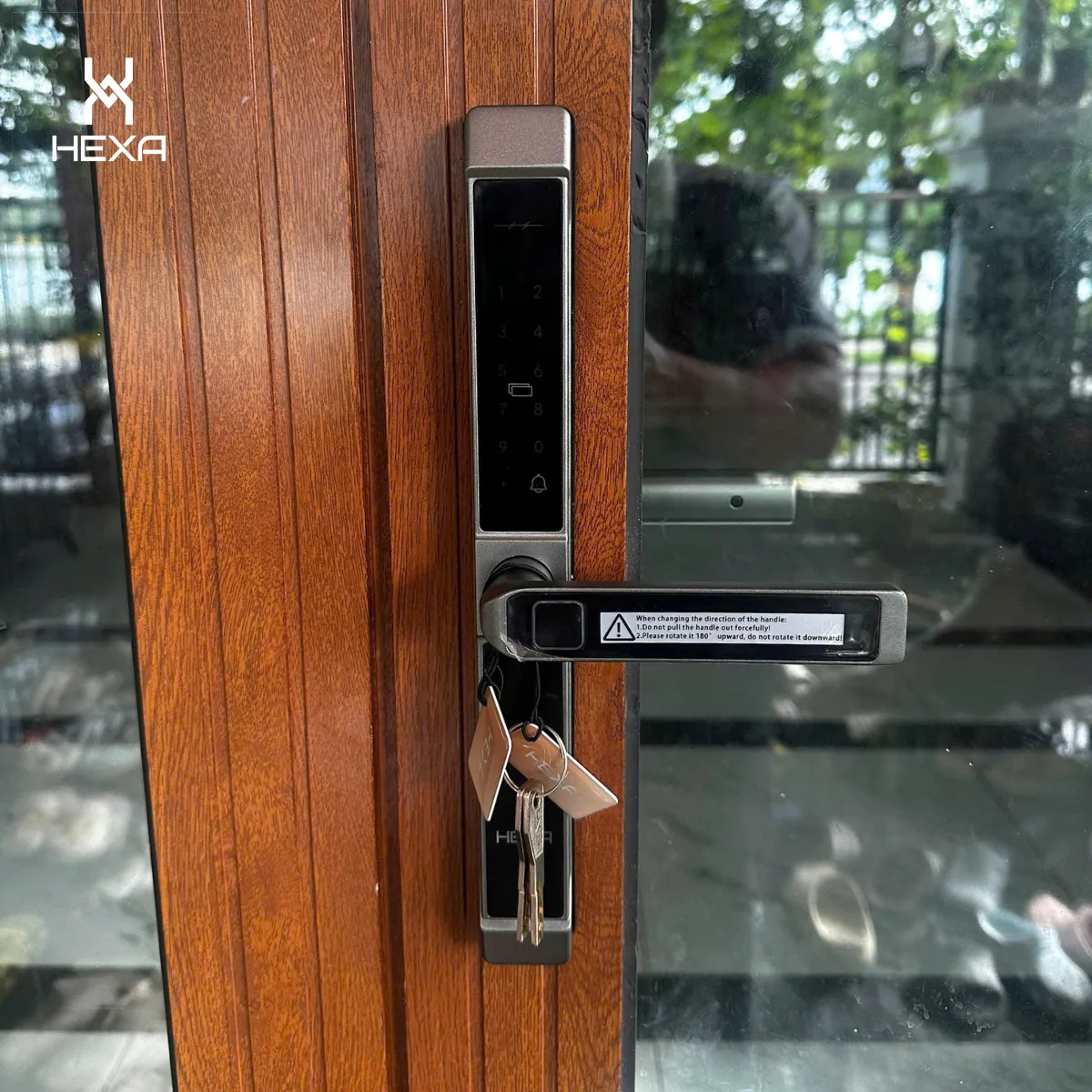 Khóa cửa thông minh chống nước HEXA A100 lắp đặt thực tế trên cửa nhôm kính