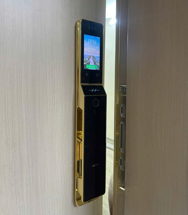 khóa cửa vân tay chống nước 9