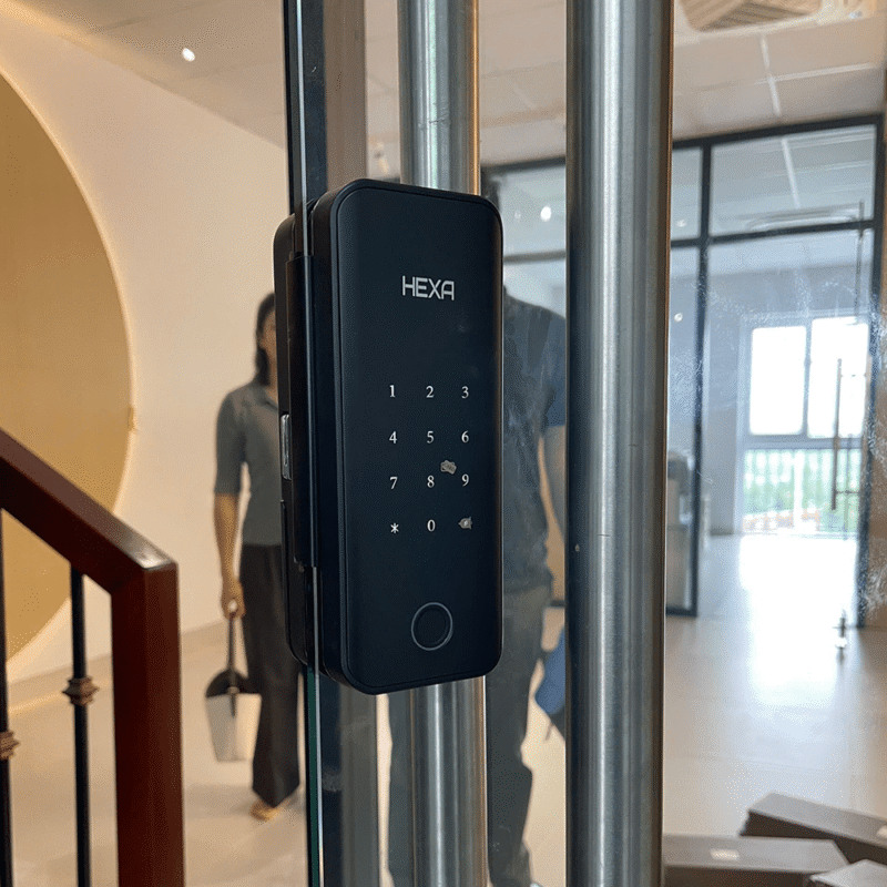 Khóa cửa vân tay giá bao nhiêu 9