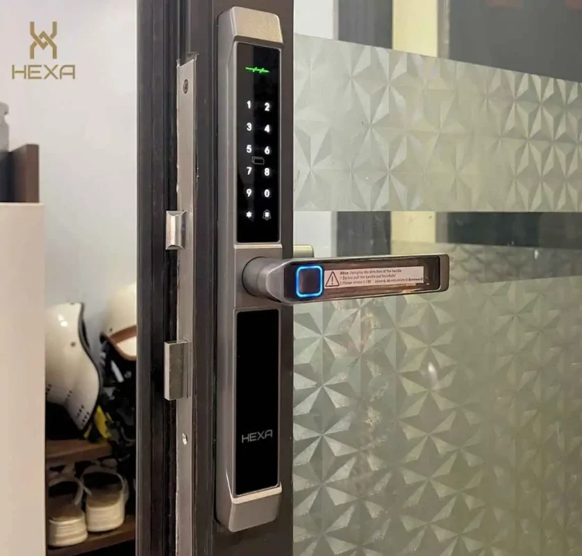 Ảnh thực tế dòng khóa mỏng Hexa A100 lắp vừa vặn trên hệ cửa nhôm Xingfa 