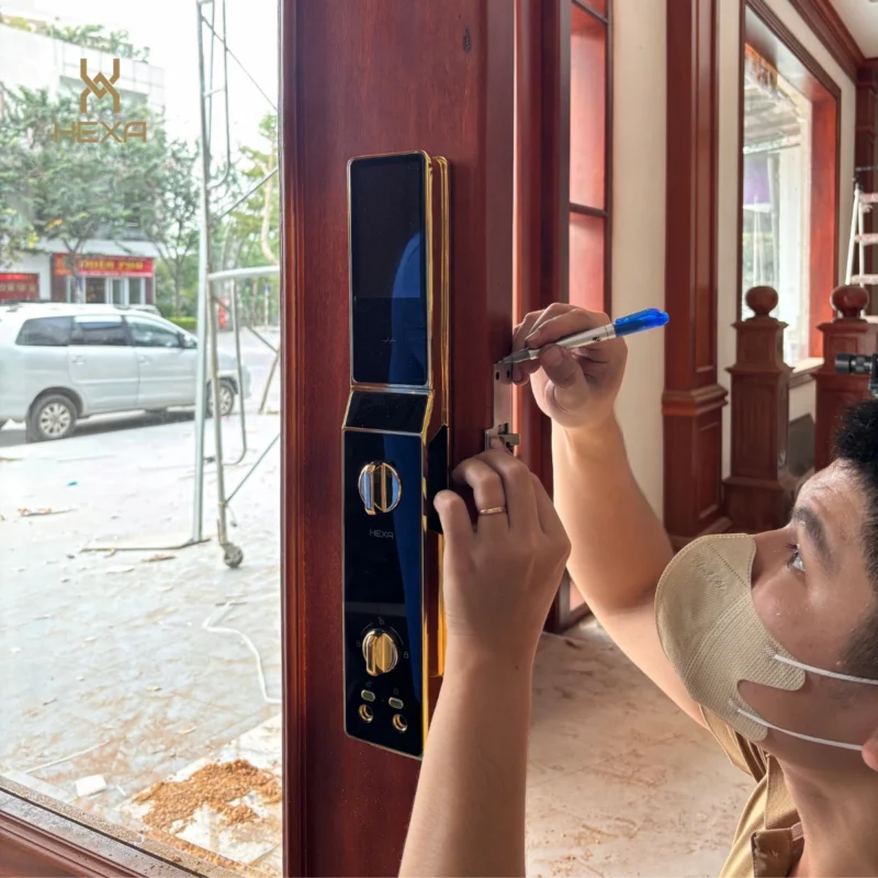 Ảnh thực tế mẫu khóa đẩy kéo Hexa P100 Promax lắp đặt hoàn thiện trên cửa gỗ đại sảnh tại KĐT EcoLakes Mỹ Phước, Bến Cát